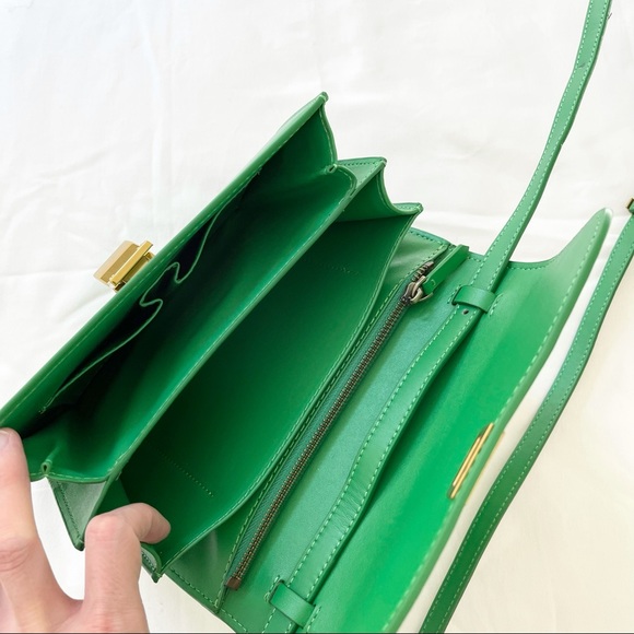 Green classic box bag with gold hardware - Picture 3 of 6
